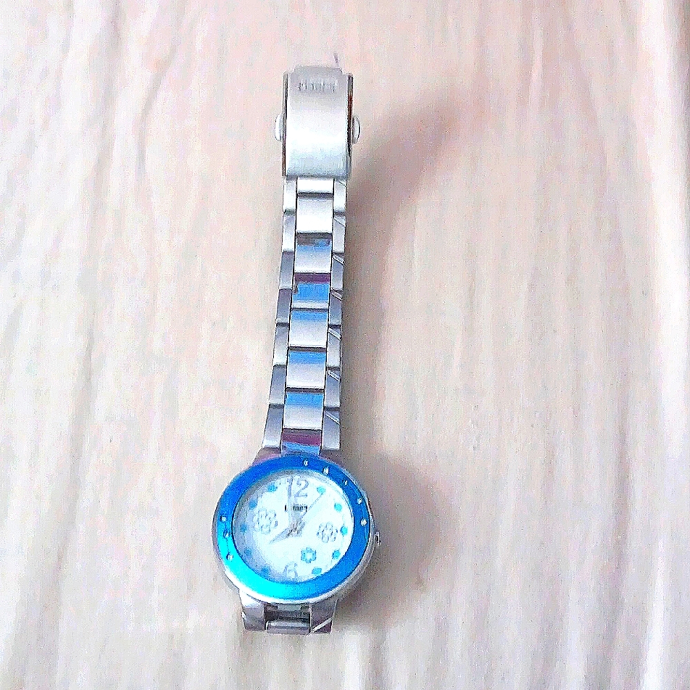 New watch silver aqua collors,with dimons around,never used.